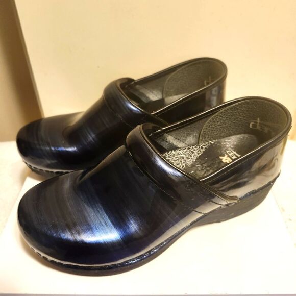 Dansko® XP 2.0 Metallic Blue Patent Leather Closed Back Clogs sz.10/40 Ret. $160 - Picture 1 of 6
